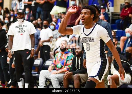 La guardia dei Trailblazers del Sierra Canyon Bronny James (0) spara la palla di fronte al padre, LeBron James e Drake durante il CIF Southern Section 2021 Foto Stock