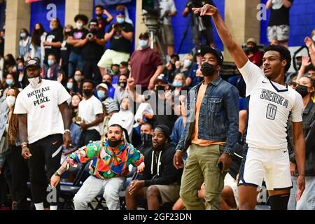 La guardia dei Trailblazers del Sierra Canyon Bronny James (0) spara la palla di fronte al padre, LeBron James e Drake durante il CIF Southern Section 2021 Foto Stock