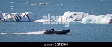 JOKULSARLON, ISLANDA - 30 luglio 2021: Avventura in barca sul lago del ghiacciaio Jokulsarlon il 30 luglio 2021. Foto Stock