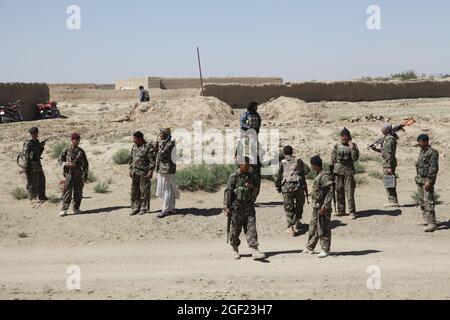 I soldati che prestano servizio nell'esercito nazionale afghano sicurezza durante una missione di compensazione di rotta vicino alla base operativa di avanzamento Super, provincia di Paktika, Afghanistan, 1 giugno 2012. (STATI UNITI Esercito foto di SPC. David J. Barnes / rilasciato) Foto Stock