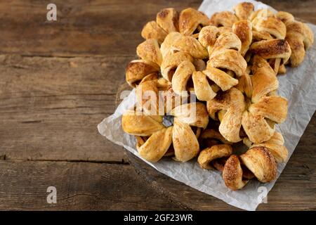 Anelli di mela nell'impasto. Dolci fatti in casa. Pasta sfoglia con ripieno di mele. Torta semplice su sfondo di legno. Spazio di copia. Cibo per dessert Foto Stock