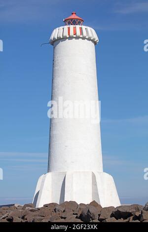 Faro moderno ad Akranes, Islanda occidentale, cielo blu Foto Stock