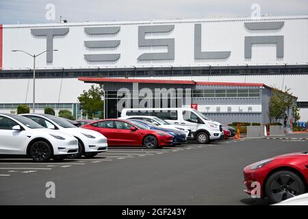 Una Tesla Model 3 viene vista presso la fabbrica e la sede centrale Tesla sabato 3 luglio 2021 a Fremont, California (Dylan Stewart/Image of Sport) Foto Stock