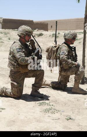 I soldati americani assegnati a Alpha Troop, 1° Battaglione, 4° Reggimento Cavalry, forniscono sicurezza mentre conducono una missione di sdoganamento nel villaggio di Janubi, provincia di Paktika, Afghanistan, 1° giugno 2012. (STATI UNITI Esercito foto di SPC. David J. Barnes / rilasciato) Foto Stock