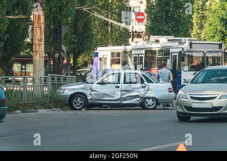 Incidente stradale in città. Guasto automatico. Foto Stock