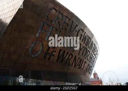 Wales Millennium Centre an Arts Center, Mermaid Quay, Cardiff Bay, South Wales, UK, 2021, architetto Jonathan Adams Foto Stock