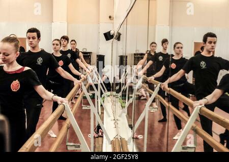 Un'azienda di balletti prepara una produzione in una sala di prove a San Pietroburgo, Russia Foto Stock