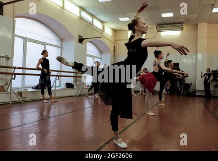 Un'azienda di balletti prepara una produzione in una sala di prove a San Pietroburgo, Russia Foto Stock