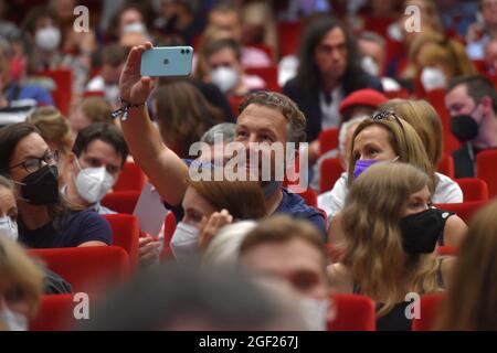 Karlovy Vary, Repubblica Ceca. 21 Agosto 2021. I visitatori partecipano al 55° Festival Internazionale del Film di Karlovy Vary (KVIFF), il 21 agosto 2021, a Karlovy Vary, Repubblica Ceca. Credit: Slavomir Kubes/CTK Photo/Alamy Live News Foto Stock