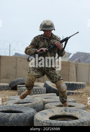 Provincia di PAKTYA, Afghanistan – un tirocinante di base dell'esercito nazionale afghano corre attraverso gli pneumatici durante un percorso di ostacoli al Centro di addestramento militare Regionale di Gardez, 25 febbraio 2013. Il corso di formazione di base della durata di nove settimane si diplomerà a circa 600 futuri soldati ANA. (STATI UNITI Esercito foto di SPC. Tianna Waite, 115esimo distaccamento Mobile Public Affairs) Foto Stock