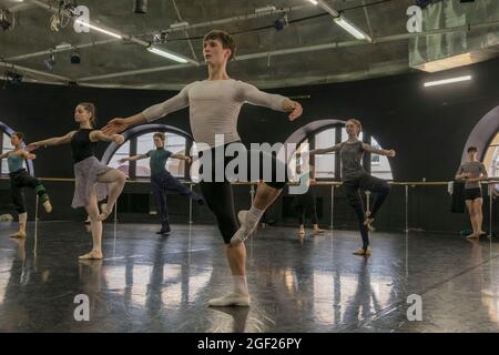 Un'azienda di balletti prepara una produzione in una sala di prove a San Pietroburgo, Russia Foto Stock