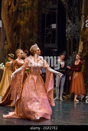 Una scena cortigiana dal lago di Swan della Regina nella sua corte durante una produzione del balletto a San Pietroburgo, Russia Foto Stock