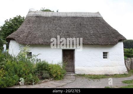 Nantwallter Cottage Taliaris costruito nel 1760, Sain Ffagan (St Fagans) National Museum of History, Cardiff, Galles, 2021 Foto Stock