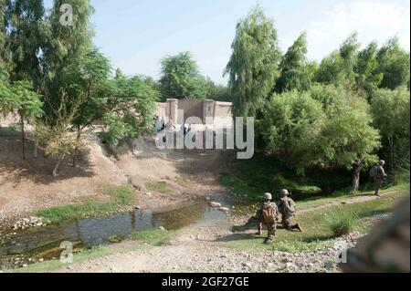 Soldati americani assegnati alla truppa bravo, 4° Squadron, 9° Reggimento Cavalleria, 2° Armored Brigade Combat Team, 1° Divisione Cavalleria, attirano l'attenzione di diversi bambini afghani durante una presenza pattuglia intorno alla base operativa Forward Fenty nella Provincia di Nangarhar, Afghanistan, 22 agosto 2013. Lo scopo della pattuglia di prima mattina era di controllare la sicurezza del perimetro di Fenty così come coinvolgere la popolazione locale. (STATI UNITI Guardia Nazionale dell'esercito foto di Sgt. Margaret Taylor/rilasciato) Foto Stock