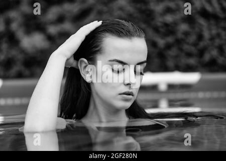 Ritratto di una bella donna in piscina. Foto Stock