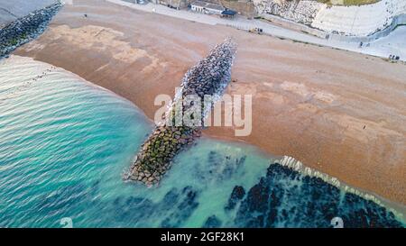 Vista aerea della spiaggia di ciottoli, Rottington UK. Foto Stock