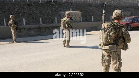 Esercito degli Stati Uniti Sgt. Stephen Ogden (al centro), team leader, Società C, 2° Battaglione, 30° Regiment fanteria, 4° Brigade Combat Team, 10° Divisione montagna, da Oscoda, Mish., assicura un attraversamento stradale al confine Afghanistan/Pakistan a Torkham, Afghanistan, 19 novembre 2013, con i suoi soldati. Questi soldati hanno assicurato il movimento per il personale dell'esercito degli Stati Uniti per osservare le operazioni ad una polizia di frontiera afghana e costruire le relazioni con gli ufficiali che lavorano lì. Il confine di Torkham, un punto di approvvigionamento essenziale per le forze NATO e il popolo afghano. (STATI UNITI Esercito foto di Sgt. Eric Provost, Task Force Patriot Foto Stock