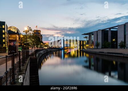 Berlino, Germania - 29 luglio 2019: Vista panoramica del fiume Sprea e degli edifici governativi illuminati al tramonto in estate a Berlino Foto Stock