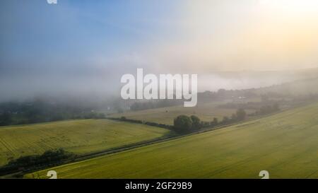 Nebbia mattina sopra la fattoria, West Sussex, Regno Unito. Foto Stock
