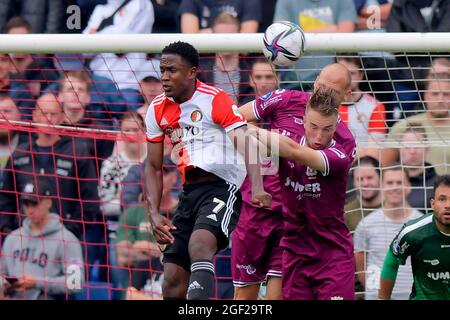 ROTTERDAM, PAESI BASSI - AGOSTO 22: Luis Sinisterra di Feyenoord, Justin Bakker di aquile Passi pure durante la partita olandese Eredivie tra Feyenoord e aquile Passi pure al Kuip il 22 agosto 2021 a Rotterdam, Paesi Bassi (Foto di Dennis Bresser/Orange Pictures) Foto Stock