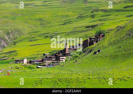 Vista panoramica delle torri di Svan nel villaggio di Ushguli a Svaneti, Georgia Foto Stock