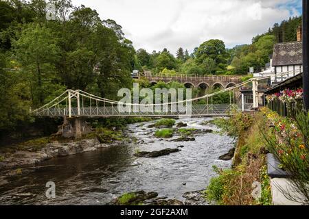 UK Wales, Clwyd, Llangollen, Berwyn, 1929 Ponte delle catene sul fiume Dee, restaurato nel 2015 Foto Stock