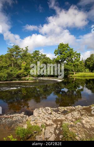 UK Wales, Clwyd, Llangollen, Berwyn, Horseshoe Falls sul fiume Dee che dirottano l'acqua al canale di Llangollen Foto Stock