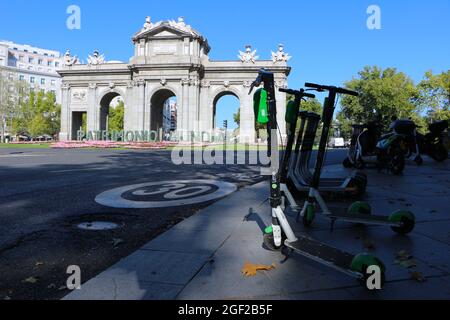 La rotonda di Puerta de Alcala nel centro di Madrid, vicino all'ingresso del Parco del Retiro, dichiarato Patrimonio dell'Umanità dall'UNESCO Foto Stock