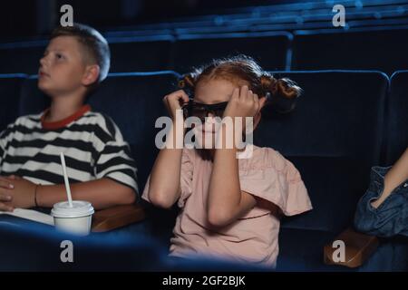 Felici i bambini con occhiali 3d al cinema, guardando film. Foto Stock