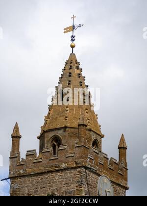 Chiesa parrocchiale della Santa Croce, Milton Malsor, Northamptonshire, Regno Unito; primo piano della guglia e banderuola Foto Stock