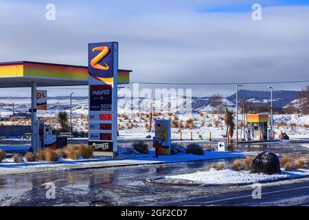 La stazione di servizio Z Energy a Waiouru, Nuova Zelanda, in una giornata invernale nevosa Foto Stock