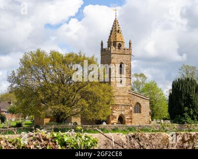 Chiesa parrocchiale di Santa Croce, Milton Malsor, Northamptonshire, Regno Unito; principalmente del XIII secolo con i recenti restauri in stile vittoriano. Foto Stock