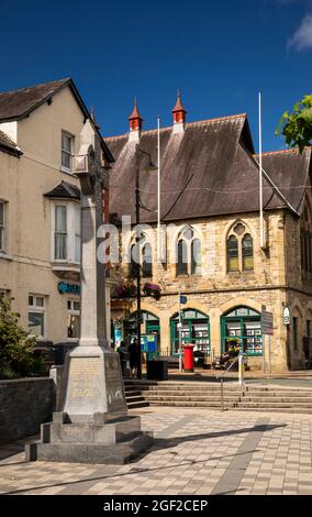 Regno Unito Galles, Clwyd, Llangollen, Bridge Street, War Memorial e Municipio Foto Stock