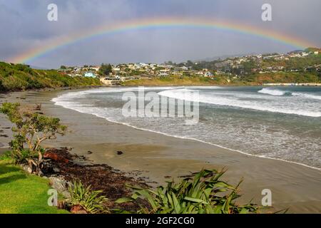 Un arcobaleno sulla Baia di Titahi, un sobborgo costiero della città di Porirua, Nuova Zelanda Foto Stock