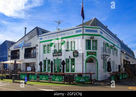 Napier, Nuova Zelanda. Lo storico ufficio della New Zealand Shipping Company, ora un pub irlandese, accanto a un bar moderno Foto Stock