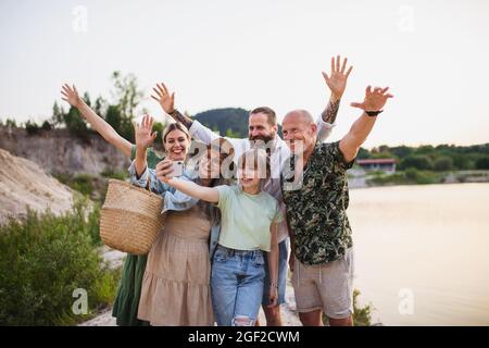 Felice multigeneration famiglia in viaggio escursionistico in vacanza estiva, prendendo selfie. Foto Stock