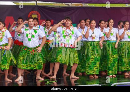Giovani delle Fiji di sesso maschile e femminile che ballano sul palco durante Pasifika Festical, una celebrazione della cultura dell'Isola del Pacifico ad Auckland, Nuova Zelanda Foto Stock