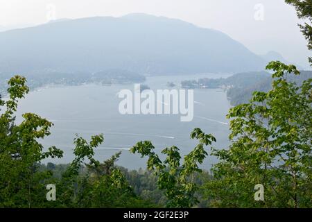 Il fumo dagli incendi oscura la vista della Burrard Inlet dal Burnaby Mountain Park. Agosto 14, 2021 Foto Stock