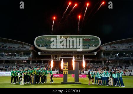 LONDRA, INGHILTERRA - AGOSTO 21: Champions il Southern Brave (a sinistra) e gli Invinci ovale (a destra) sfilano i loro trofei di fronte al media center A. Foto Stock