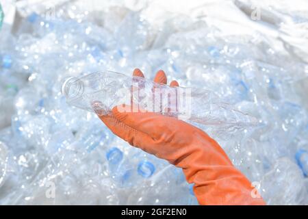 Pila di bottiglie in PET vuote usate. Riciclaggio bottiglie in plastica.rifiuti di plastica blu Foto Stock