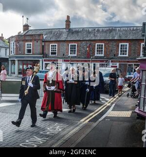 La processione del Sindaco di Wallingford Marcus Harris, la stella degli anni settanta TV show, i cinque famosi, con RAF Benson il 15 agosto 2021. Foto Stock