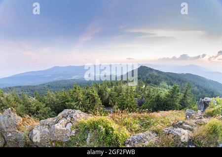 Magnifica vista panoramica sulla cima dell'OSSER nella Foresta Bavarese, bayerischer Wald, montagna tramonto foresta verde valle Foto Stock