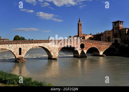 Più di 520 blocchi di pietra bianca, tagliati dai Romani per ricostruire il loro ponte sul fiume Adige, sono stati recuperati dal fondo del fiume a Verona, Veneto, Italia, dopo che le truppe tedesche hanno fatto esplodere quattro dei cinque archi antichi nell'aprile del 1945. I blocchi furono riutilizzati quando il Ponte pietra fu ricostruito in asino nel 1957-9, e gran parte della muratura medievale e cinquecentesca fu anche sognata per ricreare i suoi tre archi occidentali. L'arco romano di pietra sulla sinistra in questa vista è sopravvissuto a 2,000 anni di inondazioni, collassi di ponti ed esplosioni in tempo di guerra. Foto Stock