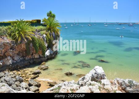 Praia da Rainha spiaggia nella città di Cascais, Portogallo. Spiaggia estiva con acqua turchese. Foto Stock