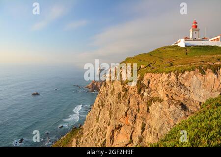 capo Cabo da Roca e faro in Portogallo, il punto più occidentale dell'Europa continentale alla luce del tramonto. Foto Stock