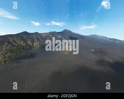 Bove Valley-Valle del Bove sul Vulcano Etna in una spettacolare vista panoramica aerea dall'alto con cratere superiore e cielo blu sullo sfondo Foto Stock