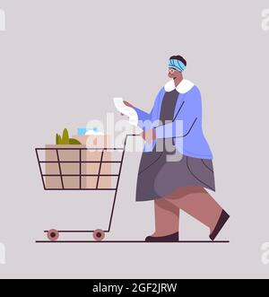 donna afroamericana anziana con pieno di prodotti carrello che controlla la lista di shopping nel supermercato Illustrazione Vettoriale