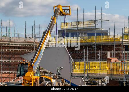 Keepmoat casa costruttori & sviluppatori di proprietà, sito di sviluppo a Chorley. I costruttori iniziano la costruzione di questo nuovo e grande immobile. Klober Permo Air Open Underlay Roofing sfiatatoio feltro, tetti doghe in legno dormer, Ridge board, travi e dormer costruzione, tetto in calcestruzzo membri apex, guancia plancia bordo in legno bordo soffit struttura e rivestimento apex tetto in legno travi. Tetto a carpentole casa dormer costruire su campo verde estate. Foto Stock