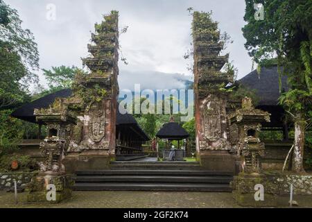 Il bentar di Candi, o porta divisa del tempio sacro di Batukaru a Tabanan, Bali, Indonesia Foto Stock