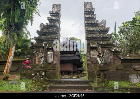 Il bentar di Candi, o porta divisa del tempio sacro di Batukaru a Tabanan, Bali, Indonesia Foto Stock